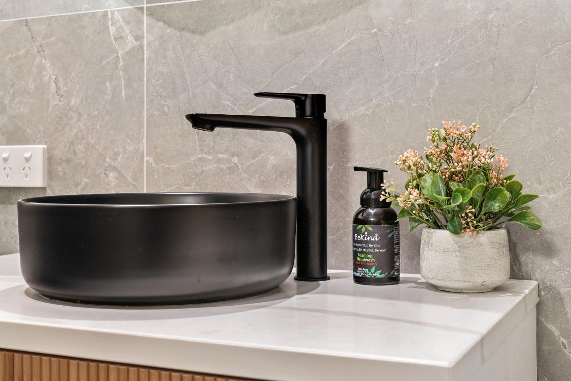Elevata Luxe Jacuzzi - Wood Fire - Claw Bath - Pet Friendly *