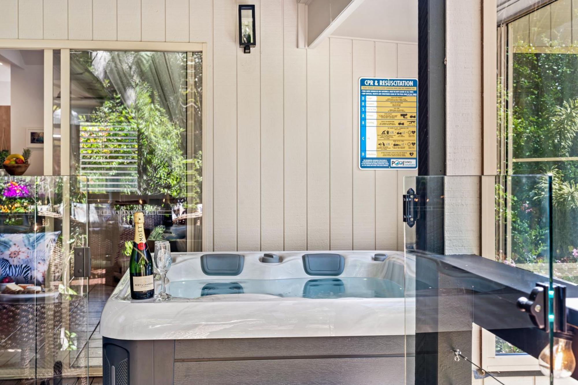 Elevata Luxe Jacuzzi - Wood Fire - Claw Bath - Pet Friendly Holiday home Montville