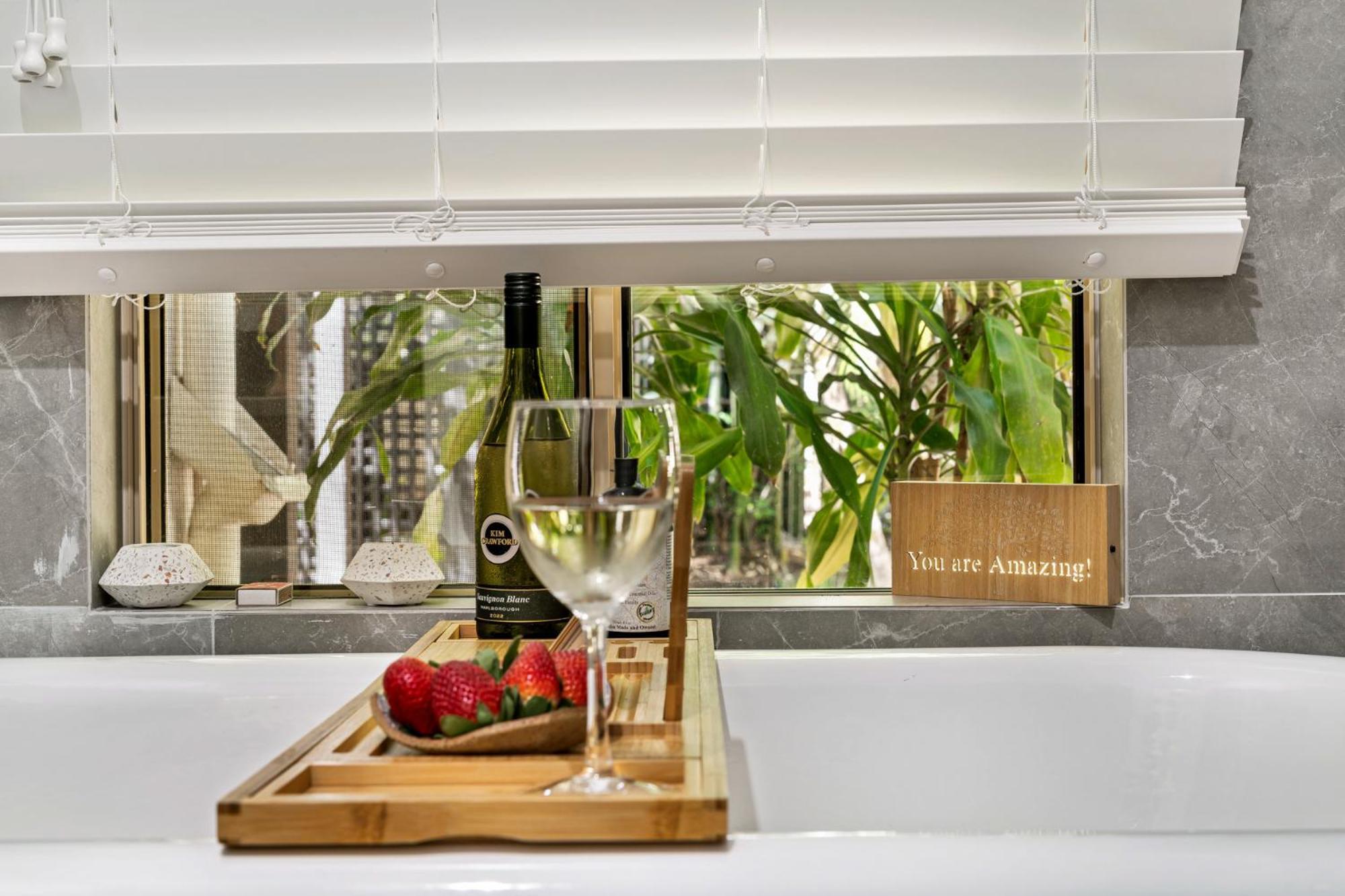 Elevata Luxe Jacuzzi - Wood Fire - Claw Bath - Pet Friendly Holiday home