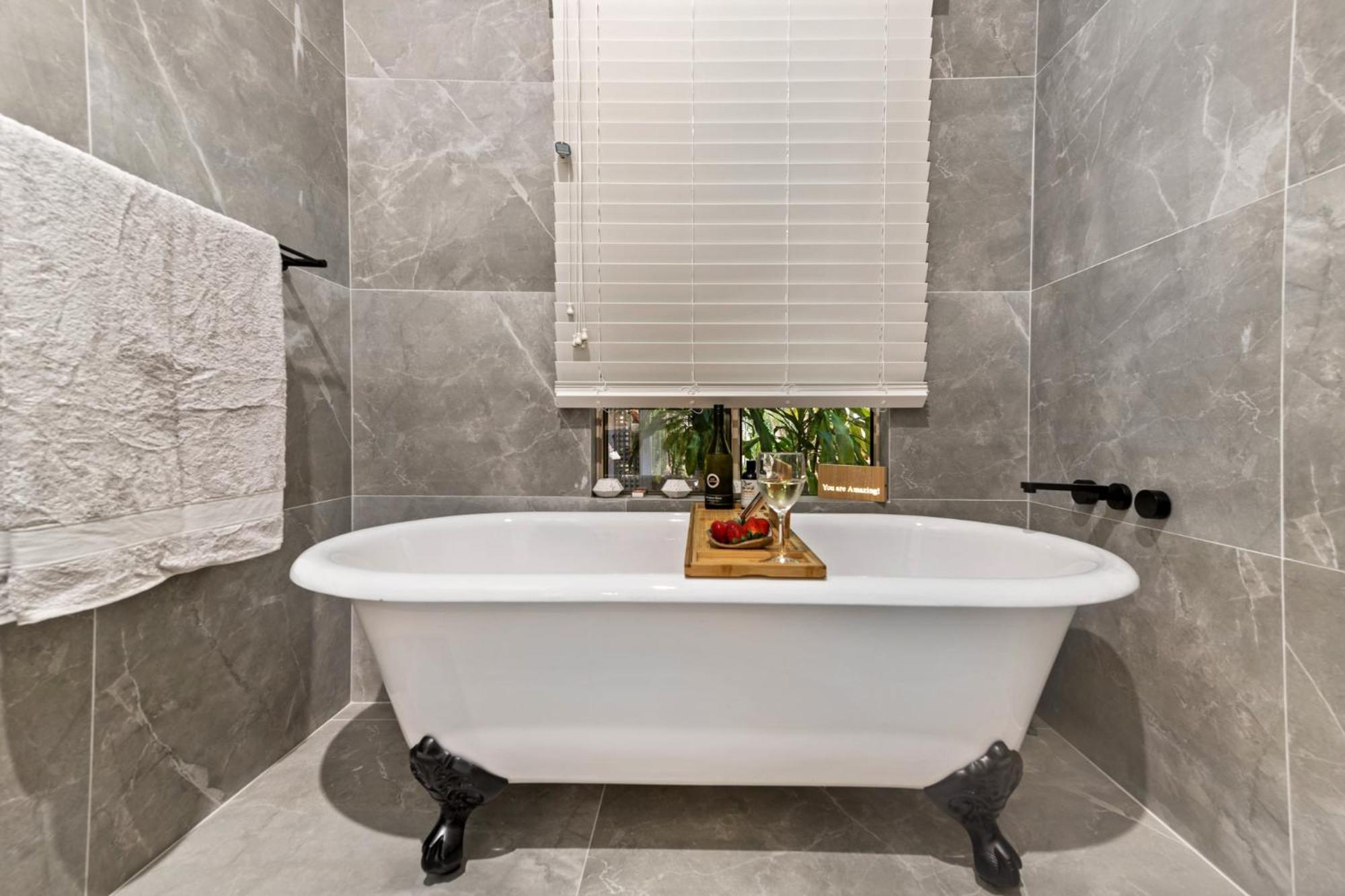 Holiday home Elevata Luxe Jacuzzi - Wood Fire - Claw Bath - Pet Friendly