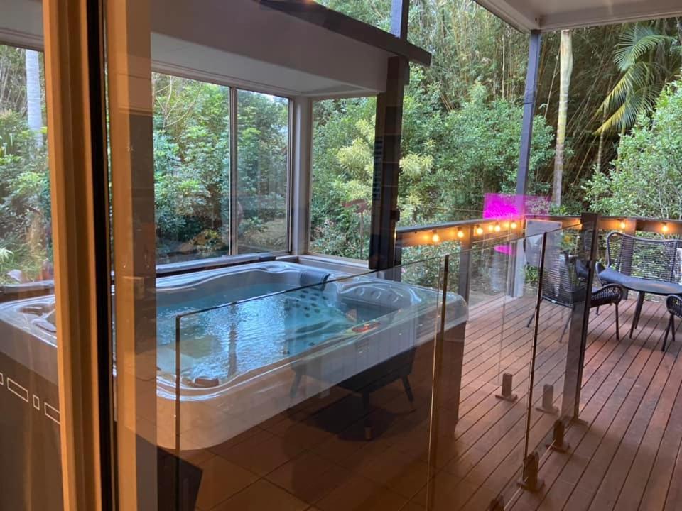 Elevata Luxe Jacuzzi - Wood Fire - Claw Bath - Pet Friendly Holiday home Montville