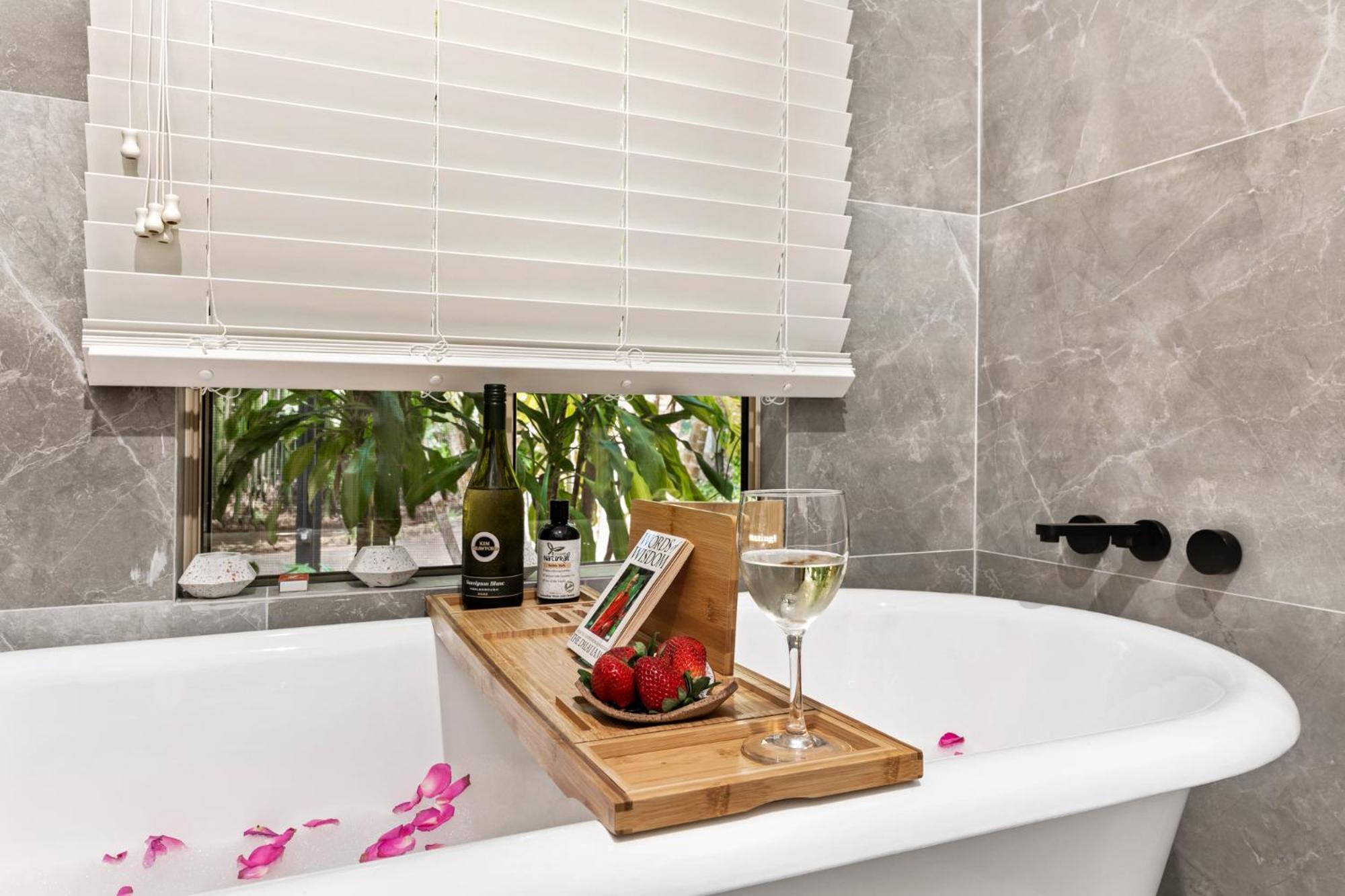 Elevata Luxe Jacuzzi - Wood Fire - Claw Bath - Pet Friendly *
